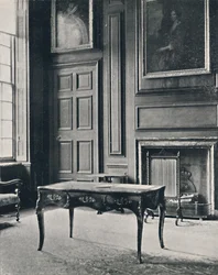Salle à Boughton House, avec cheminée du début du 18e siècle, 1927