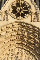 Rosace. Tympan du portail central ouest. Cathédrale Saint-Étienne.