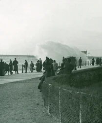 Mer agitée sur la promenade à Hastings, Sussex, fin 19ème-début 20ème siècle