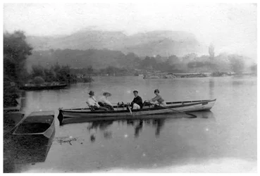 Ramer sur un lac, vers 1900-1919