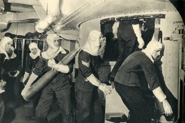 Marines royaux manipulant des munitions à bord du HMS Illustrious, Seconde Guerre mondiale, vers 1939-1943