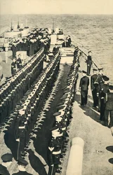 Marines royaux alignés en parade à bord d