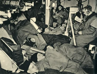 Marines royaux dormant dans la tourelle d
