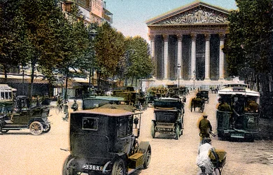 Rue Royale et la Madeleine, Paris, avec voitures et un autobus, vers 1900