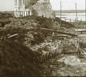 Bâtiment en ruine et tranchées le long de la côte, vers 1914-1918