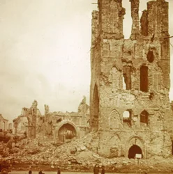 Cathédrale en ruines, Ypres, Flandre, Belgique, vers 1914-1918