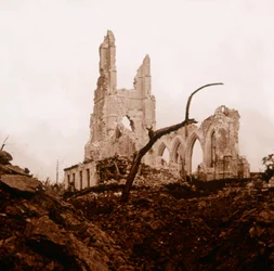 Église en ruines, Ablain-Saint-Nazaire, Nord de la France, vers 1914-1918