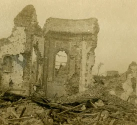 Église en ruines, Combles, nord de la France, vers 1914-1918
