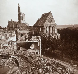 Église en ruines, Vauxaillon, nord de la France, vers 1914-1918