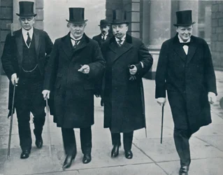 Ministre des Finances russe en Angleterre : M. Bark en route pour la Chambre des communes, 1914