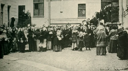 Femmes de soldats russes attendant des nouvelles du front, Première Guerre mondiale, 1915, vers 1920