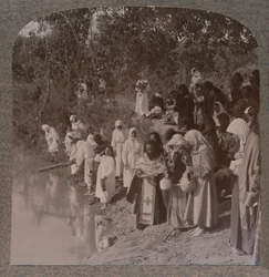Femmes russes tenant un service sur les rives du Jourdain, vers 1900