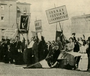 Les Russes priant pour le succès de leurs forces, Petrograd, Première Guerre mondiale, 1914, vers 1920