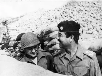 Saddam Hussein inspectant le front de Bassora, Irak, 1986