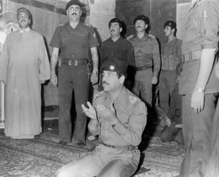 Saddam Hussein priant, Karbala, Irak, 1985