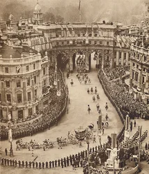 Les marins longent la route à Trafalgar Square, 12 mai 1937