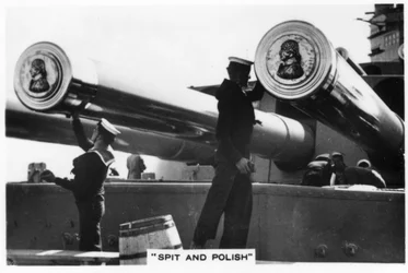 Marins polissant les canons de 16 pouces du HMS Nelson, 1937