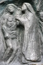 Église Saint-Pierre de Montmartre : sculpture de la porte Notre-Dame : Jésus est descendu de la croix, Paris