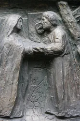 Église Saint-Pierre de Montmartre : sculpture de la porte Notre-Dame : Jésus rencontre sa mère sur la Via Dolorosa, Paris