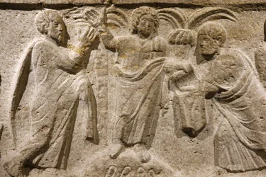 Abbaye Saint-Victor, Marseille. Détail du sarcophage : Jésus entouré de Pierre et Paul. France