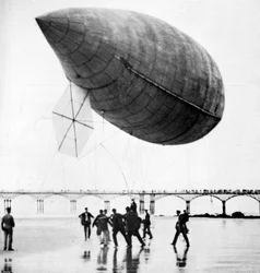 Le dirigeable de Santos-Dumont partant de Trouville, France, 1905