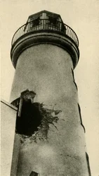 Le phare de Scarborough touché par une bombe allemande, Première Guerre mondiale, décembre 1914, vers 1920