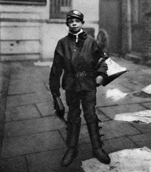 Garçon éboueur, qui nettoie les crottins de cheval sur la route, Londres, 1926-1927