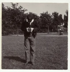 Écolier prenant une photographie, vers 1905