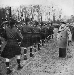 Défilé des Scotties sur le sol allemand, 1945