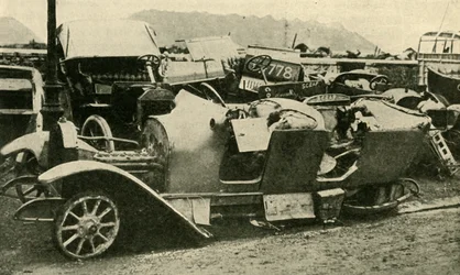 Détruit ! Voitures accidentées capturées aux Allemands..., Première Guerre mondiale, 1914, vers 1920