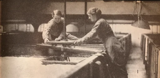 Serrage de la levure dans une brasserie de Burton-On-Trent, vers 1916, 1935