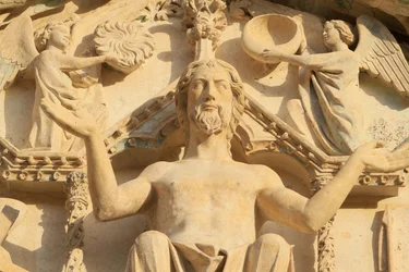 Sculpture du Christ assis sur un trône. Le Jugement Dernier. Tympan du portail central ouest. Cathédrale Saint-Étienne. Gros plan.