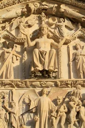 Sculpture du Christ assis sur un trône. Le Jugement Dernier. Tympan du portail central ouest. Cathédrale Saint-Étienne.