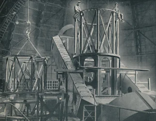Section par section monte la grande charpente en acier du cylindre de Hooker, vers 1935