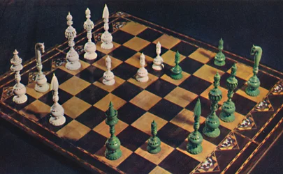 Pièces et échiquier en ivoire du XVIIe siècle, 1948