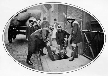 Égoutiers descendant, Londres, vers 1903