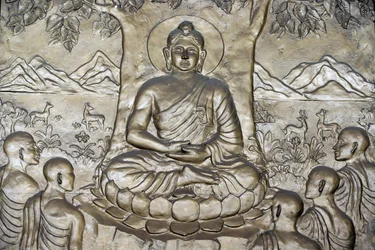 Bouddha Shakyamuni prêchant le sermon - la roue de la loi - à ses cinq disciples. Ho Chi Minh Ville, Vietnam