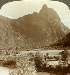 Piques acérées du Romdalshorn couronnant le mur de montagne au-dessus de la rivière Rauma, Norvège