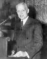 Sherman Adams 1899-1986, homme politique américain prononçant un discours