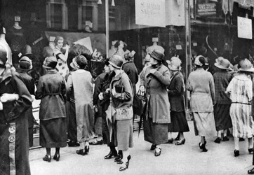 Acheteurs sur Kensington High Street, Londres, 1926-1927