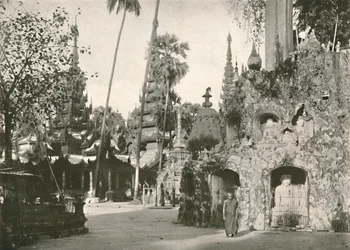Sanctuaires à la pagode Shwe Dagon, Rangoon, 1900