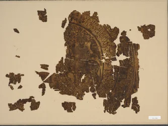 Fragment de soie avec fauconnier chevauchant un taureau, 1000-1100