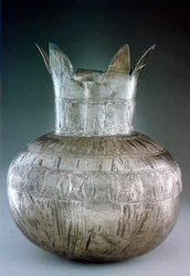 Vase en argent en forme de grenade, de la tombe de Toutankhamon, XIVe siècle av. J.-C.