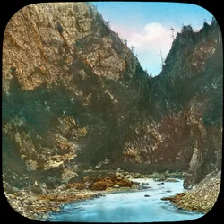Rivière Sindh, passant sous les falaises de Sonamarg, Cachemire, Inde, fin 19e ou début 20e siècle