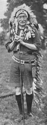 Sir Robert Baden-Powell, vêtu en tenue d
