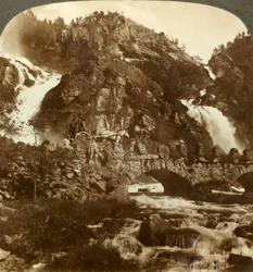 Skarafos et Lotefos sautant par-dessus des rochers, Norvège occidentale, vers 1905