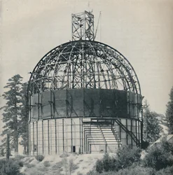 Dôme squelettique pour abriter un mammouth astronomique, vers 1935