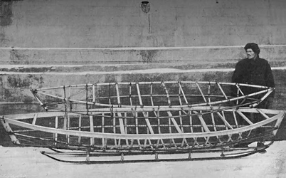 Squelettes de kayak pour un homme en bambou, et double kayak, allongés sur un traîneau à main, 1894, 1897