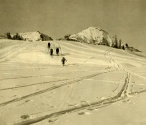 Ski dans les montagnes du Totes Gebirge, Autriche, vers 1935