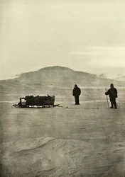 Luge sur la barrière avant le retour du soleil, vers 1908, 1909